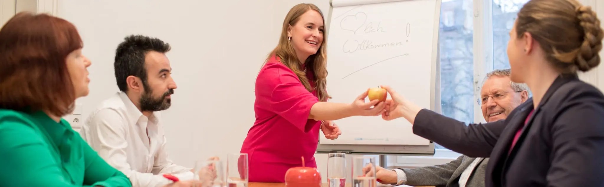 Marietta Gädeke in einer praktischen Trainingssituation