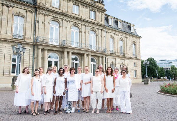 Die Vorbild-Unternehmerinnen vor dem Neuen Schloss in Stuttgart
